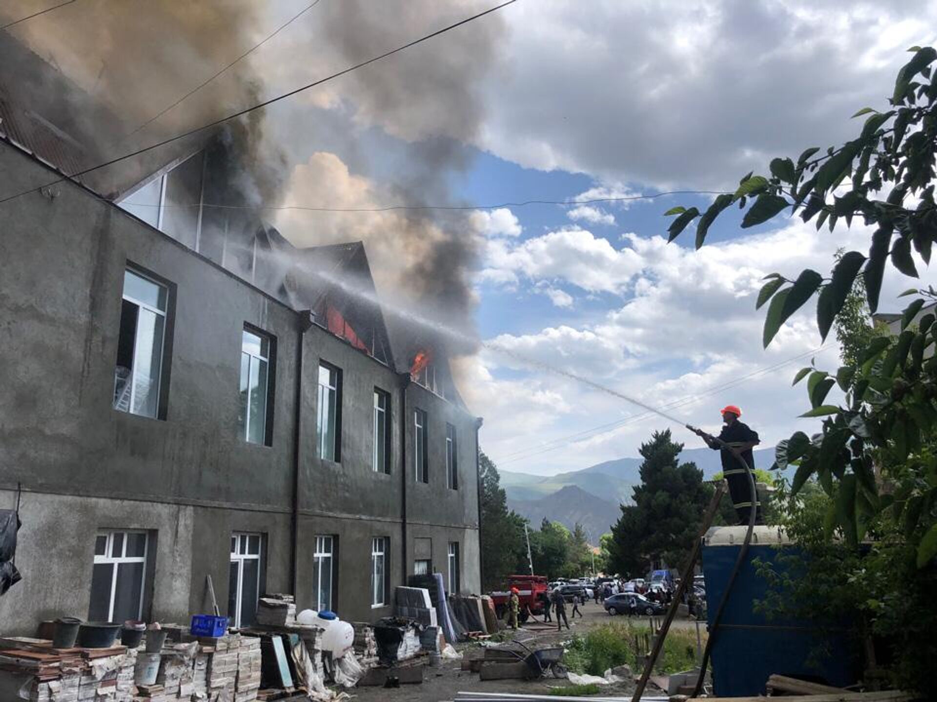 Пожар на крыше коммерческого здания в Ехегнадзоре (2 июня 2023). Вайоц Дзор - Sputnik Армения, 1920, 02.06.2023