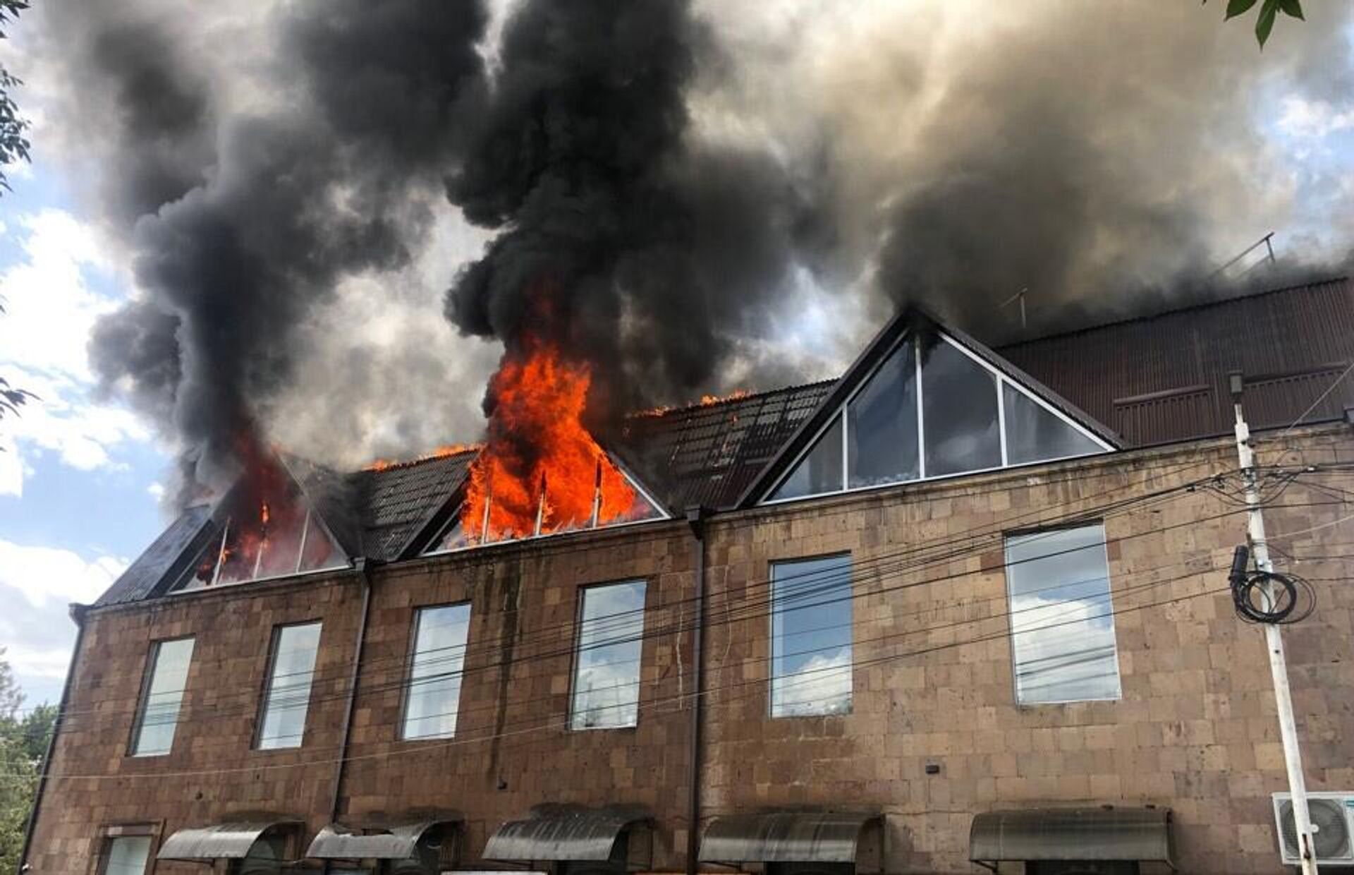 Пожар на крыше коммерческого здания в Ехегнадзоре (2 июня 2023). Вайоц Дзор - Sputnik Արմենիա, 1920, 02.06.2023
