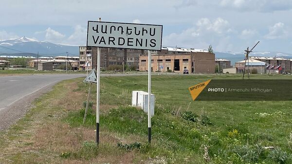 Дорожный знак у въезда в Варденис - Sputnik Армения