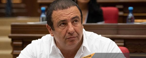 Руководитель фракции Процветающая Армения Гагик Царукян на внеочередном заседании парламента (9 июля 2019). Еревaн - Sputnik Армения