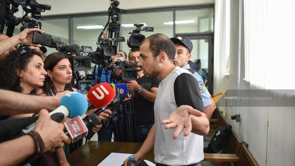 Ашот Пашинян общается с прессой после судебного заседания по делу о попытке своего хищения (5 июня 2023). Еревaн - Sputnik Армения