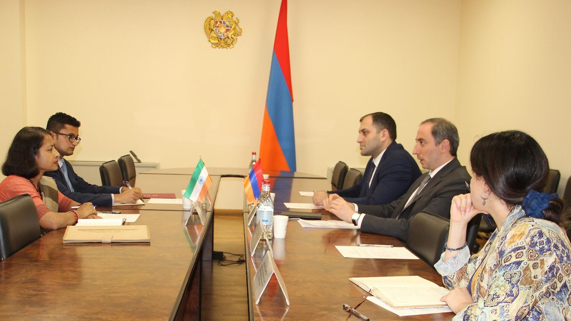 Министр высокотехнологичной промышленности Роберт Хачатрян принял Чрезвычайного и Полномочного Посла Республики Индия Нилакши Саха Синха (6 июня 2023). Еревaн - Sputnik Армения, 1920, 06.06.2023