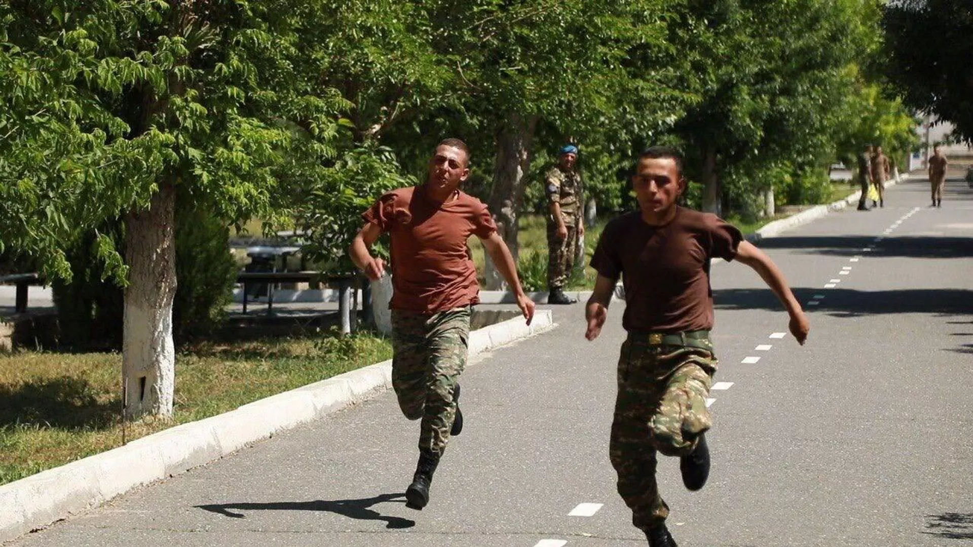 В рамках процесса аттестации военнослужащих в учебных центрах ВC был проверен уровень индивидуальной физической подготовки бенефициаров программы «Защитник Отечества» (6 мюня 2023) - Sputnik Армения, 1920, 06.06.2023