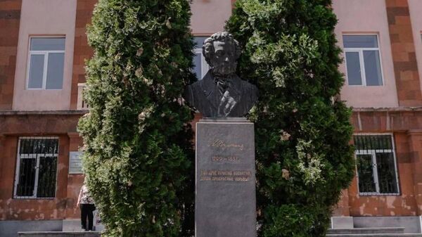 Бюст Пушкина в честь дня рождения поэта во дворе школы имени А.С.Пушкина (6 июня 2023). Ереван - Sputnik Армения