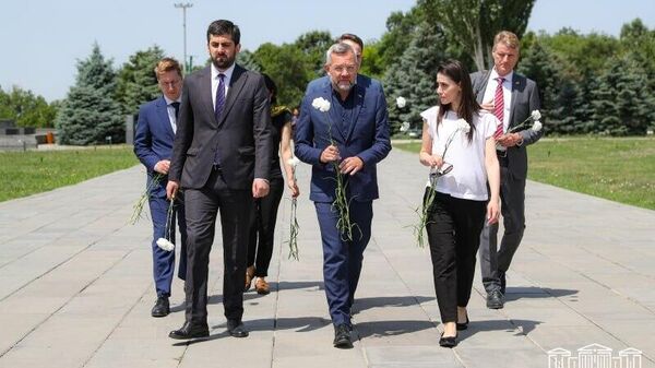 Председатель комиссии по внешним отношениям Бундестага ФРГ Михаэль Рот посетил мемориальный комплекс Цицернакаберд (7 июня 2023). Еревaн - Sputnik Армения