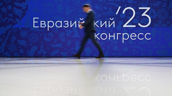 Мужчина проходит по площадке проведения Евразийского экономического форума на территории Парка науки и искусства Сириус (9 июня 2023). Сочи - Sputnik Армения