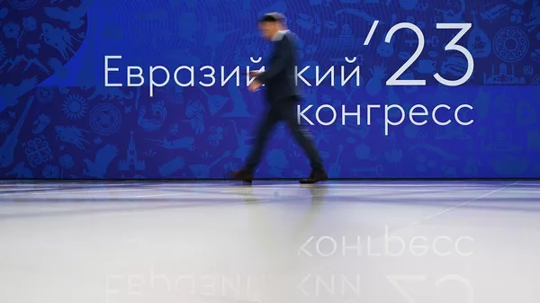 Мужчина проходит по площадке проведения Евразийского экономического форума на территории Парка науки и искусства Сириус (9 июня 2023). Сочи - Sputnik Армения