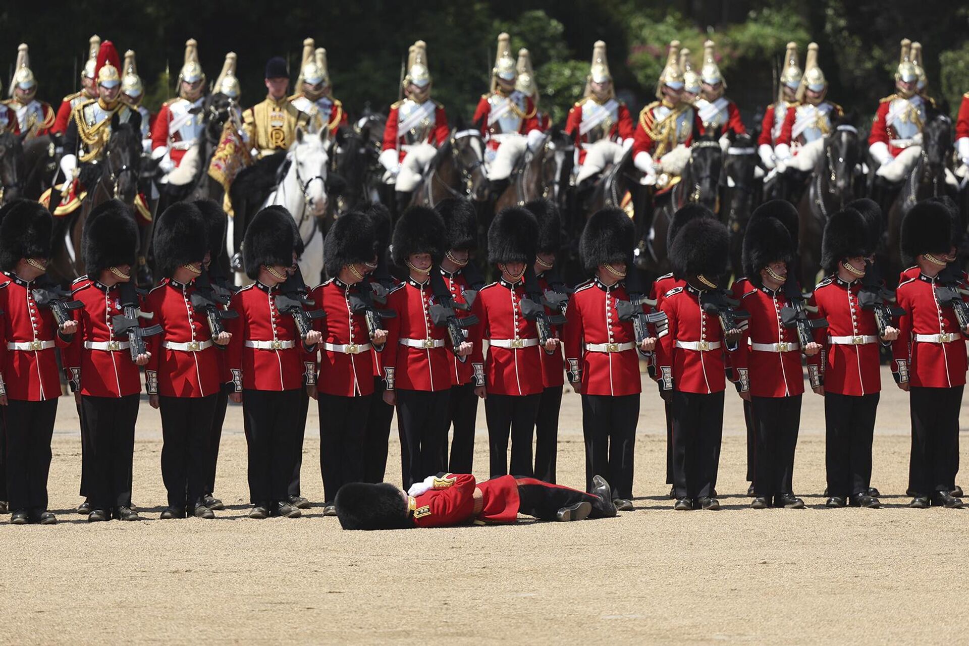 Член гренадерской гвардии упал в обморок во время смотра полковника на параде конной гвардии (10 июня 2023). Лондон - Sputnik Армения, 1920, 10.06.2023