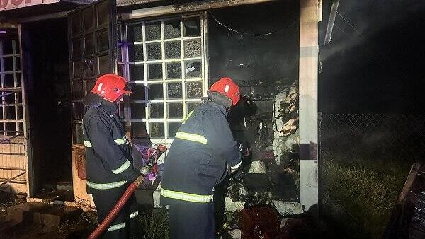 Сотрудники пожарной службы тушат пожар в одном из магазинов (12 июня 2023). Абoвян - Sputnik Армения