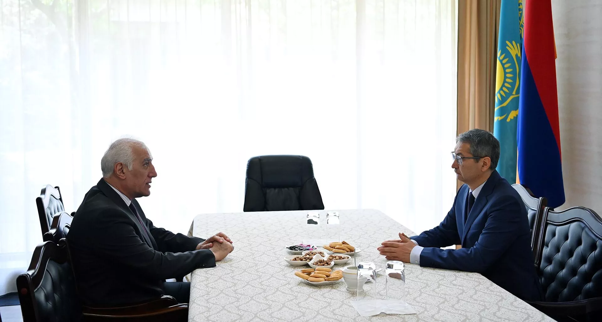 Президент Ваагн Хачатурян на встрече с послом Казахстана Болатом Иманбаевым (12 июня 2023). Еревaн Президент Ваагн Хачатурян на встрече с послом Казахстана Болатом Иманбаевым (12 июня 2023). Еревaн