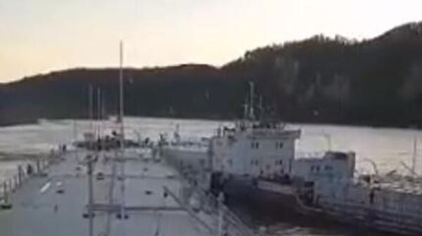 Видео столкновения двух танкеров на реке Лене - Sputnik Армения
