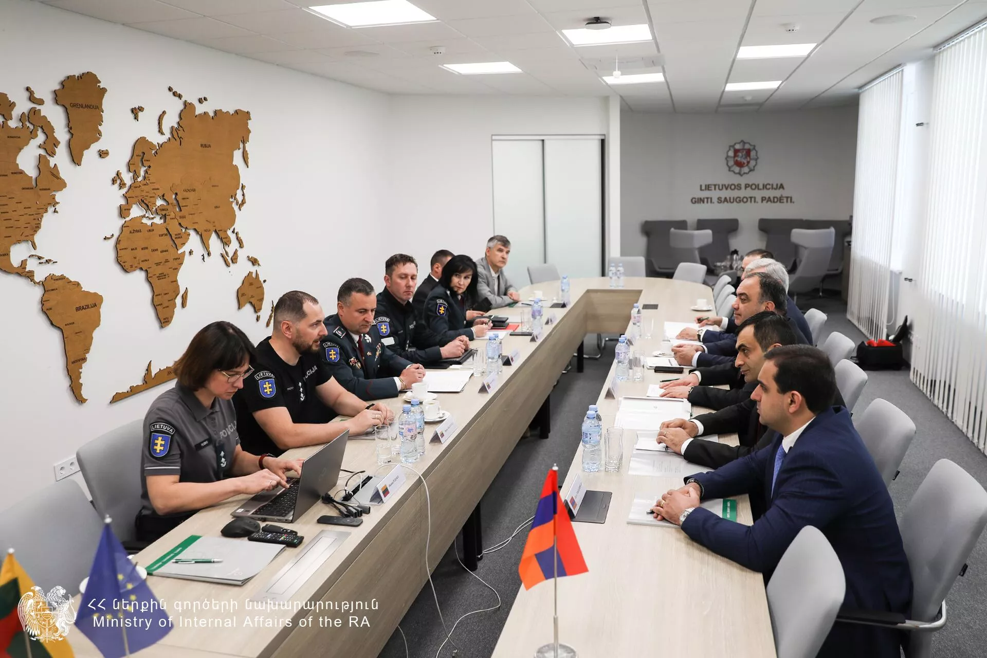 Делегация во главе с министром внутренних дел Ваге Казаряном встретилась с главным комиссаром Департамента полиции Министерства внутренних дел Литвы генералом Ренатасом Пожелой (13 июня 2023). Вильнюс - Sputnik Армения, 1920, 13.06.2023