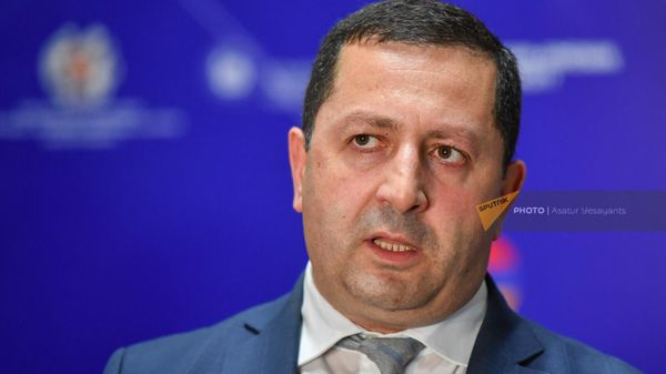 Ректор ЕГУ Ованнес Ованнисян отвечает на вопросы журналистов перед началом армяно-российской научно-образовательной конференции “Интеграция науки, образования и производства - движущая сила модернизации экономики” (13 июня 2023). Еревaн - Sputnik Армения