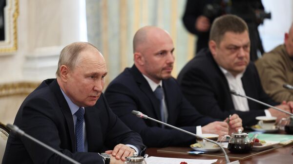 Президент РФ В. Путин провел встречу с военными корреспондентами - Sputnik Армения