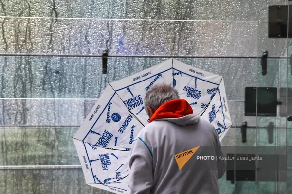 Пожилой мужчина с зонтом спускается по эскалатору подземного перехода на проспекте Маштоца Пожилой мужчина с зонтом спускается по эскалатору подземного перехода на проспекте Маштоца - Sputnik Армения