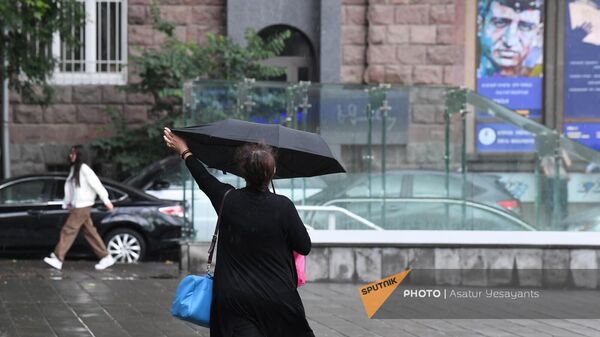 Женщина поправляет зонт  - Sputnik Армения