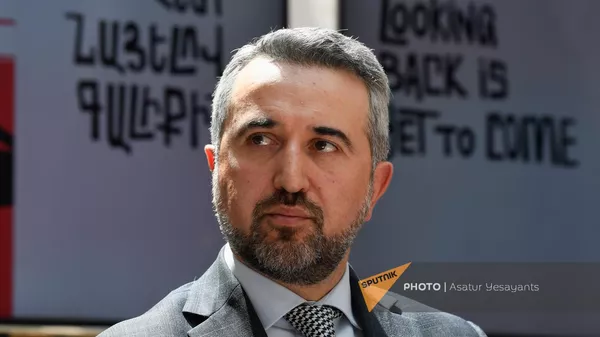 Ара Хзмалян на пресс-конференции, посвященной началу 20-го Международного кинофестиваля Золотой абрикос (14 июня 2023). Еревaн - Sputnik Армения