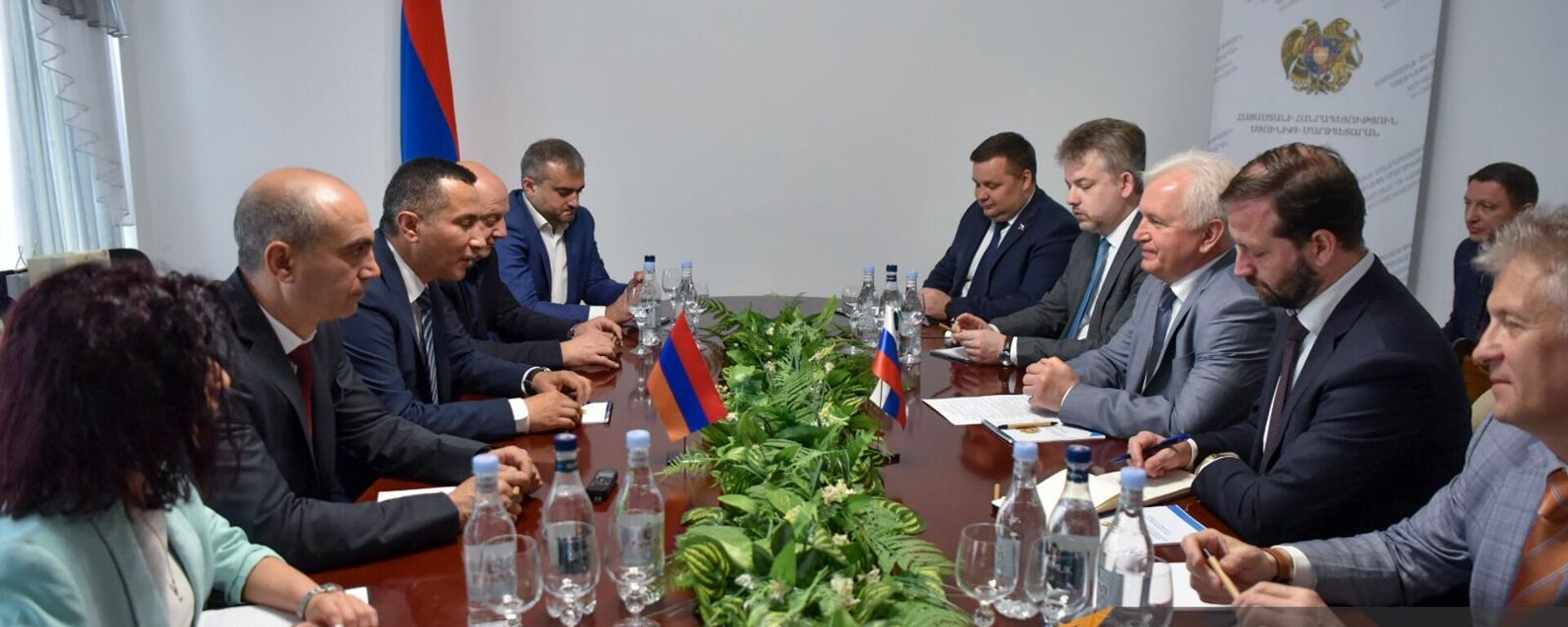 Губернатор Сюника Роберт Гукасян на встрече с представителями российской делегации (16 июня 2023). Капан - Sputnik Армения, 1920, 16.06.2023