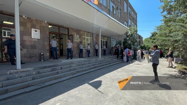 Люди собрались перед судом после оглашения вердикта об аресте Армена Ашотяна (16 июня 2023). Еревaн - Sputnik Армения