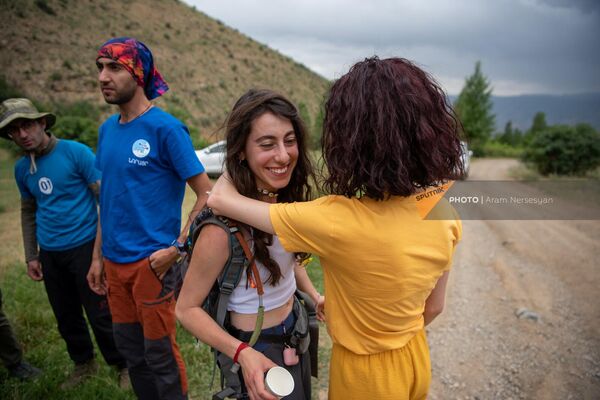 Участники горного кубка приветствуют друг друга - Sputnik Армения