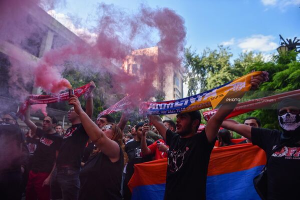 Традиционное шествие болельщиков сборной Армении по футболу - Sputnik Армения