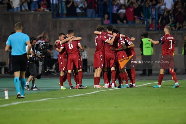 Футболисты Армении празднуют гол во время матча отборочного турнира ЕВРО-2024 - Sputnik Армения