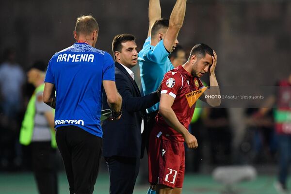 Полузащитник сборной Армении Ваан Бичахчян получает травму во время матча  - Sputnik Армения