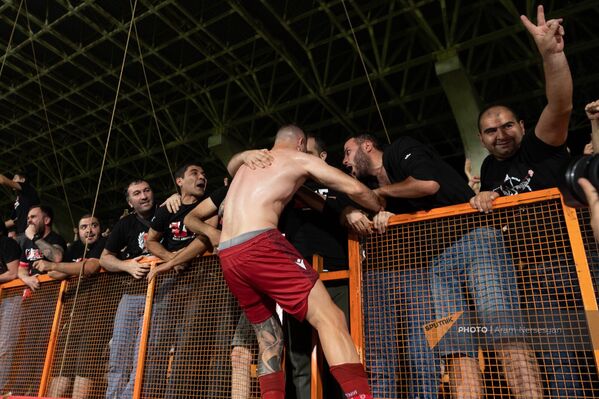 Нападающий сборной Армении Тигран Барсегян обнимается со зрителями после гола - Sputnik Армения
