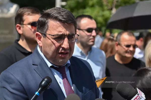 Председатель Палаты адвокатов Симон Бабаян общается с прессой на акции протеста адвокатов у здания МВД (20 июня 2023). Ереван Председатель Палаты адвокатов Симон Бабаян общается с прессой на акции протеста адвокатов у здания МВД (20 июня 2023). Ереван - Sputnik Армения