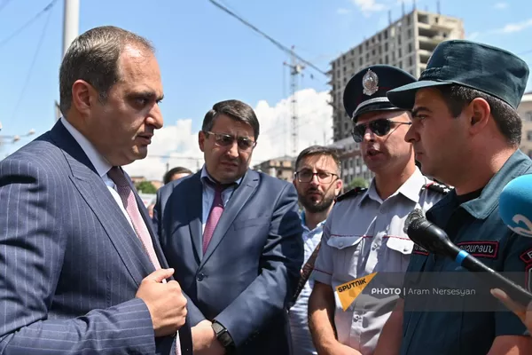 Адвокат Ара Зограбян на акции протеста адвокатов у здания МВД (20 июня 2023). Ереван Адвокат Ара Зограбян на акции протеста адвокатов у здания МВД (20 июня 2023). Ереван - Sputnik Армения