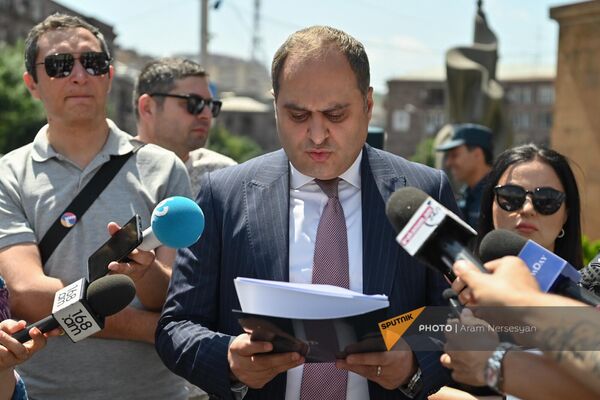 Адвокат Ара Зограбян общается с прессой на акции протеста адвокатов у здания МВД (20 июня 2023). Ереван - Sputnik Армения