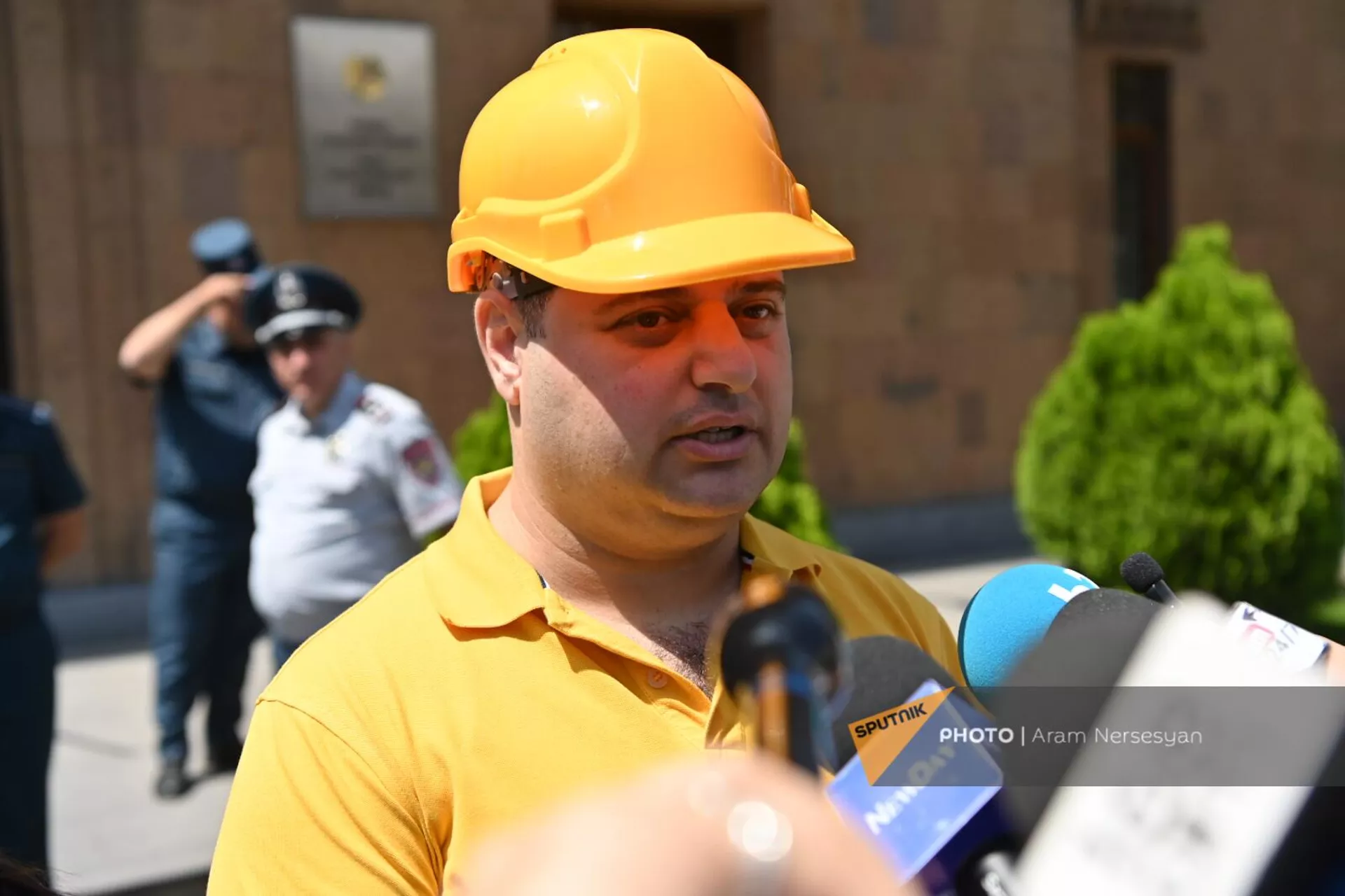 Адвокат Геворк Мартиросян общается с прессой на акции протеста адвокатов у здания МВД (20 июня 2023). Ереван Адвокат Геворк Мартиросян общается с прессой на акции протеста адвокатов у здания МВД (20 июня 2023). Ереван - Sputnik Армения, 1920, 20.06.2023