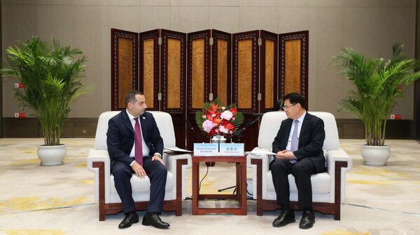 И.о. мэра Еревaна Левон Ованнисян и мэр Циндао Чжао Хаочжи подписали соглашение об установлении побратимских отношений между городами (20 июня 2023). Китай - Sputnik Армения