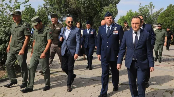 Делегация партнерства Армения-Канзас во главе с генерал-адъютантом штата Канзас, командующим Национальной гвардией бригадным генералом Майклом Венерди посетила военный пантеон Ераблур (21 июня 2023). Еревaн - Sputnik Армения