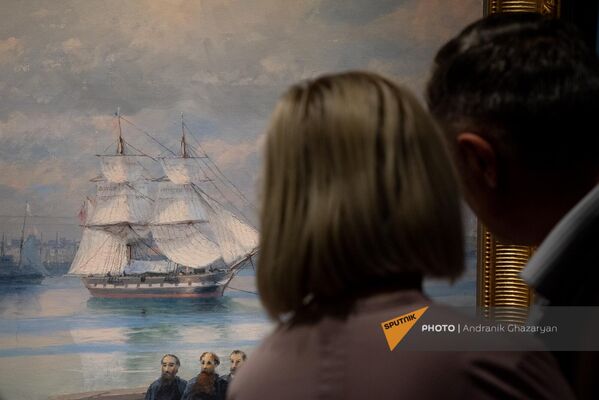 Посетители галереи разглядывают картину Айвазовского - Sputnik Армения