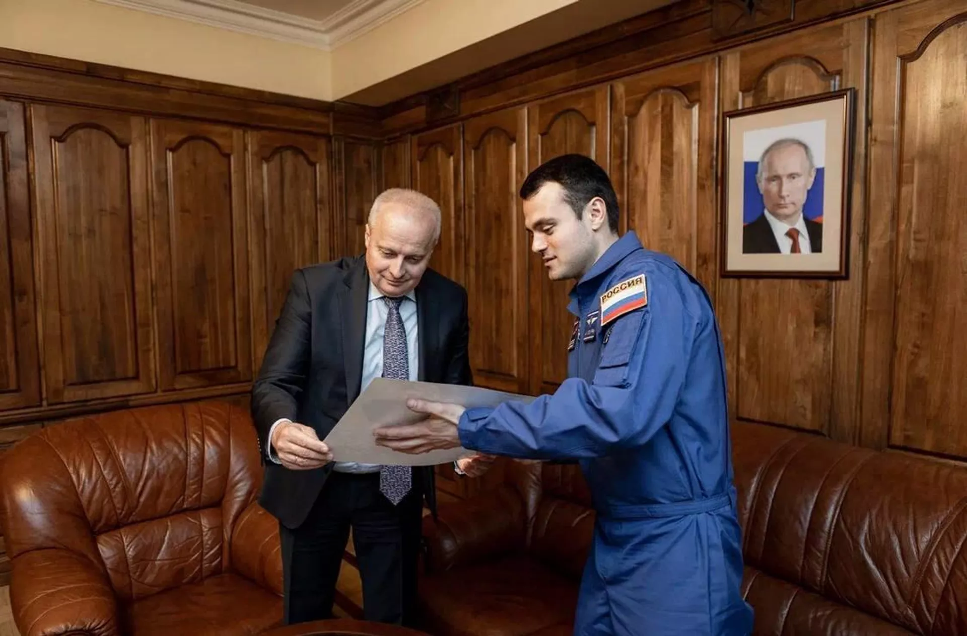 Космонавт-испытатель отряда космонавтов Роскосмоса Арутюн Кивирян преподнес в подарок Посольству России снимок озера Севан, сделанный из космоса российским космонавтом-испытателем Сергеем Кудь-Сверчковым (21 июня 2023). Еревaн Космонавт-испытатель отряда космонавтов Роскосмоса Арутюн Кивирян преподнес в подарок Посольству России снимок озера Севан, сделанный из космоса российским космонавтом-испытателем Сергеем Кудь-Сверчковым (21 июня 2023). Еревaн - Sputnik Армения, 1920, 25.06.2023