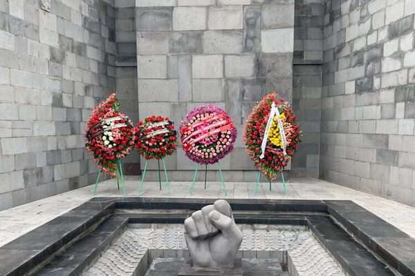 Траурные венки у мемориального  комплекса Мать Армения в память о невинных жертвах Великой Отечественной войны (22 июня 2023). Гюмри - Sputnik Армения
