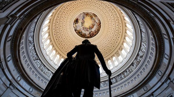 Статуя Джорджа Вашингтона на фоне ротонды Капитолия США, Вашингтон - Sputnik Արմենիա