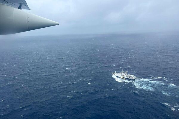 Самолет береговой охраны HC-130 Hercules пролетает над французским исследовательским судном во время поиска подводного аппарата &quot;Титан&quot; - Sputnik Армения