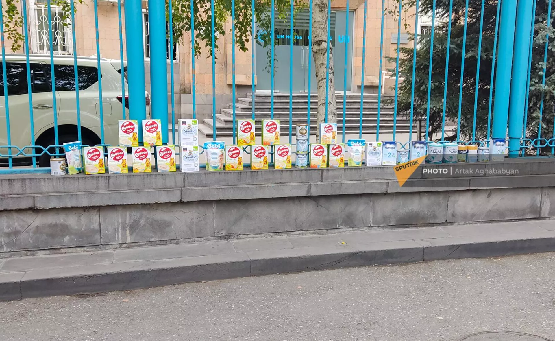 Пачки детского питания расставлены под решеткой здания ООН на акции протеста у здания ООН (23 июня 2023). Еревaн Пачки детского питания расставлены под решеткой здания ООН на акции протеста у здания ООН (23 июня 2023). Еревaн - Sputnik Армения, 1920, 23.06.2023