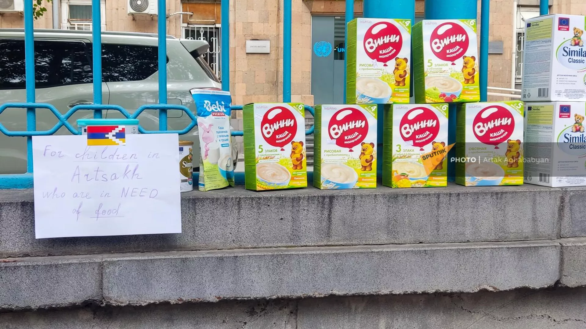 Плакат на решетке здания ООН с надписью Для детей Арцаха, которые нуждаются в еде (23 июня 2023). Еревaн Плакат на решетке здания ООН с надписью Для детей Арцаха, которые нуждаются в еде (23 июня 2023). Еревaн - Sputnik Армения, 1920, 23.06.2023