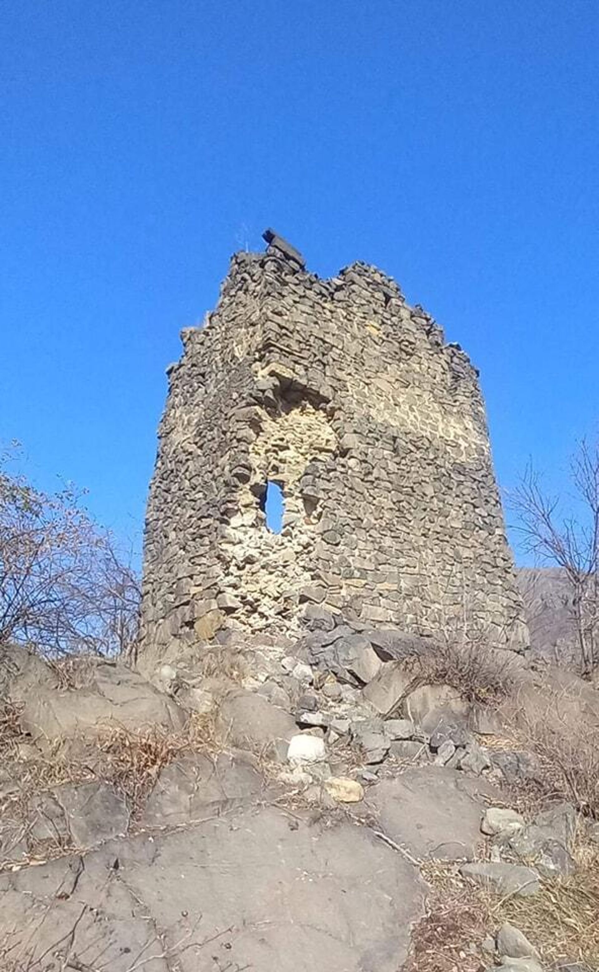 Трехэтажная башня XIII века недалеко от монастырского комплекса Седву Сурб Ншан, частично обрушилась  - Sputnik Армения, 1920, 25.06.2023