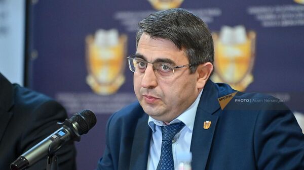 Председатель Палаты адвокатов Армении Симон Бабаян на пресс-конференции (26 июня 2023). Еревaн - Sputnik Армения