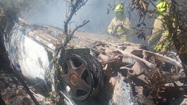 Спасатели у сгоревшей машины на трассе Чамбарак-Шоржа (26 июня 2023). Гегаркуник - Sputnik Армения