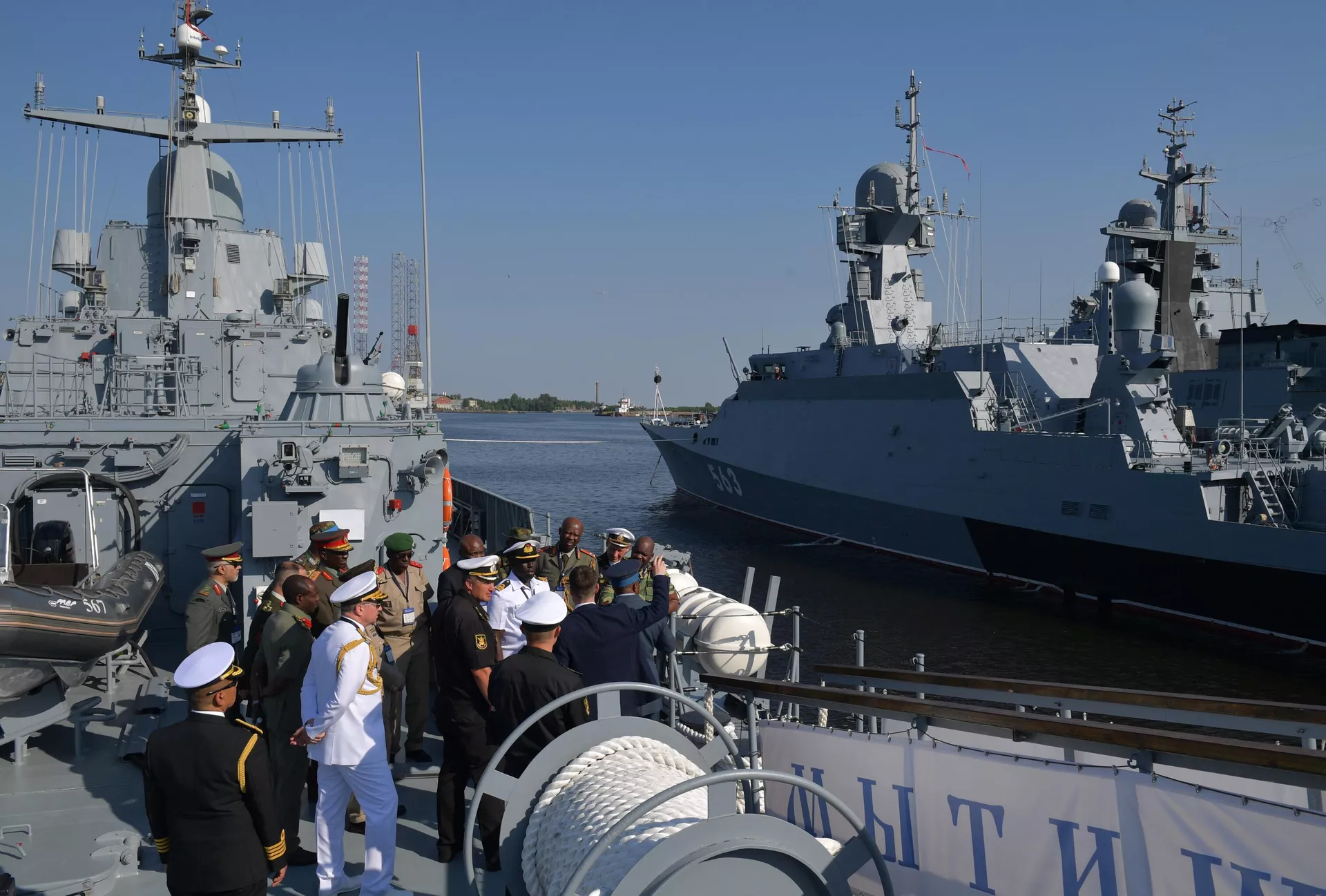 Представители иностранных вооруженных сил на малом ракетном корабле Мытищи в зоне демонстрации флота на Международном военно-морском салоне МВМС-2023 в Кронштадте Представители иностранных вооруженных сил на малом ракетном корабле Мытищи в зоне демонстрации флота на Международном военно-морском салоне МВМС-2023 в Кронштадте - Sputnik Армения, 1920, 26.06.2023