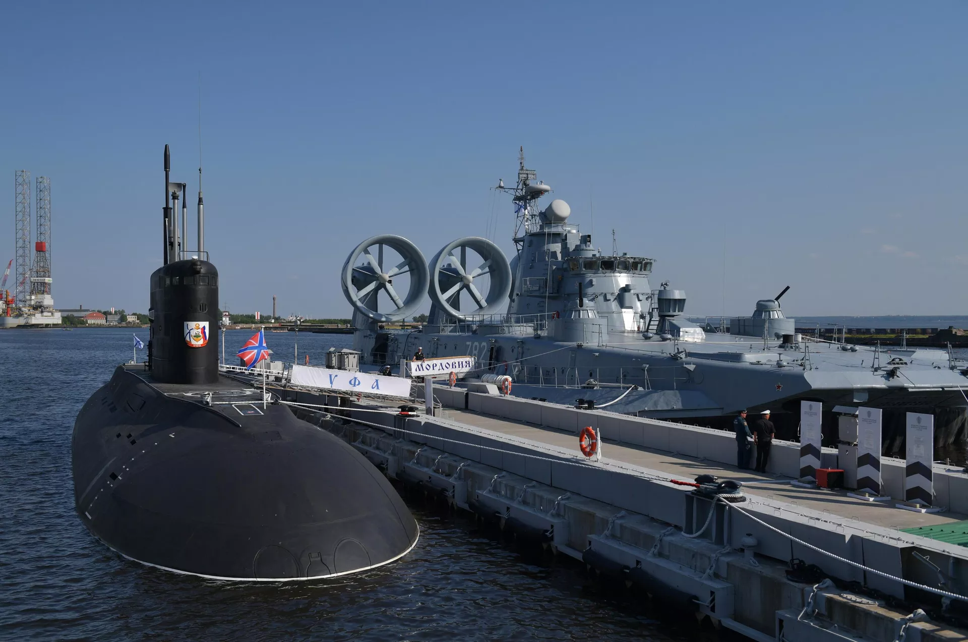 Корабль на воздушной подушке Мордовия и подводная лодка Уфа в зоне демонстрации флота на Международном военно-морском салоне МВМС-2023 в Кронштадте. Корабль на воздушной подушке Мордовия и подводная лодка Уфа в зоне демонстрации флота на Международном военно-морском салоне МВМС-2023 в Кронштадте. - Sputnik Армения, 1920, 26.06.2023