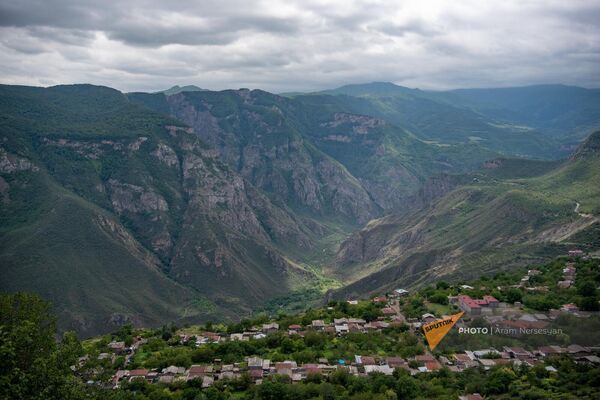 Панорама села Алидзор с площадки канатной дороги  - Sputnik Армения