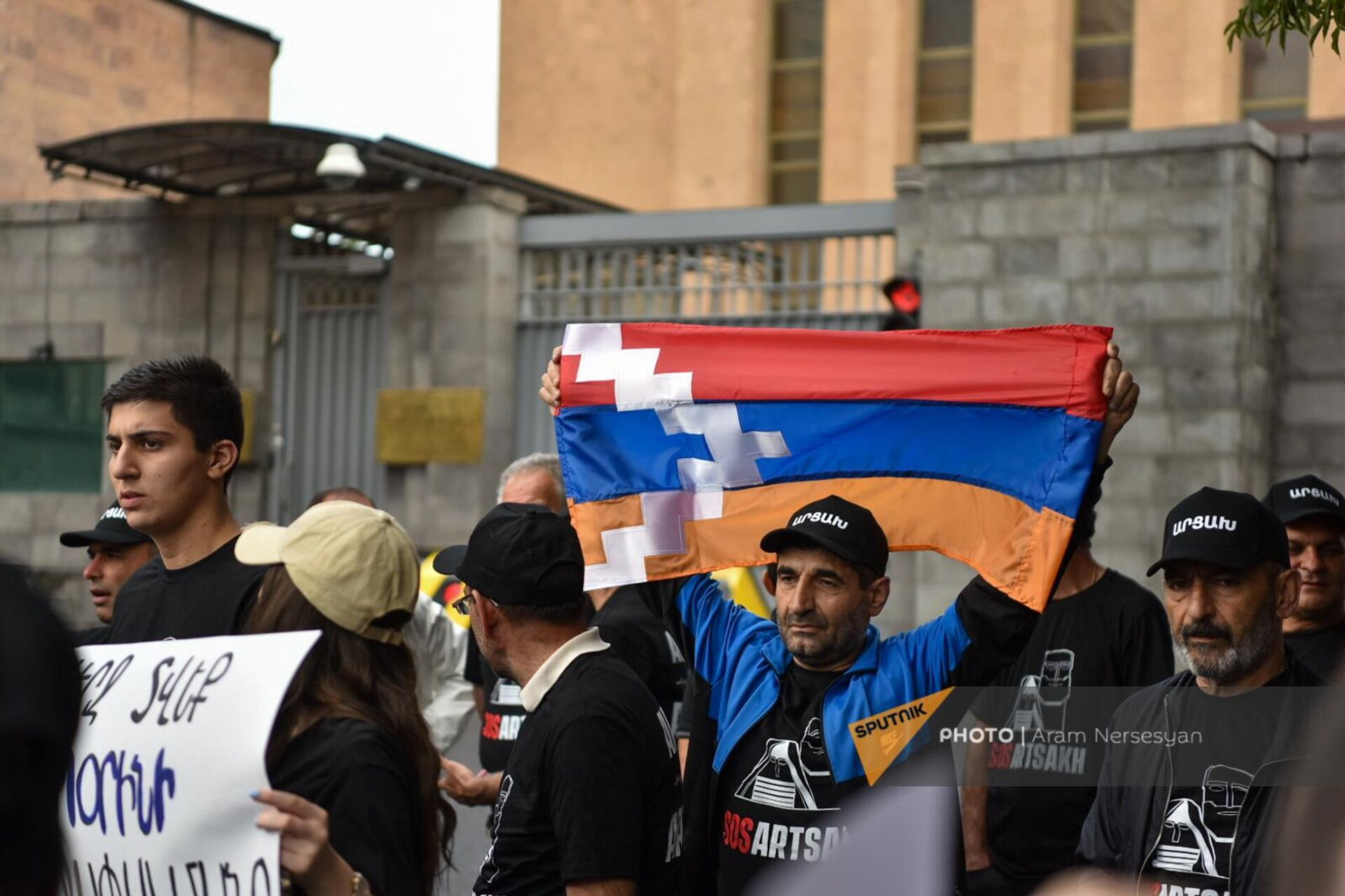 Акция протеста АРФ Дашнакцутюн SOS Artsakh у посольства России (27 июня 2023). Еревaн - Sputnik Արմենիա, 1920, 27.06.2023
