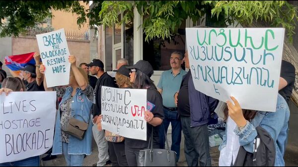 Акция протеста Дашнакцутюн у диппредставительств в Ереване - Sputnik Армения
