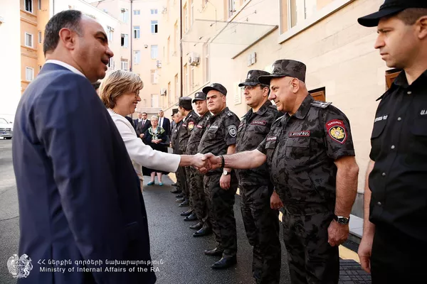 Министр внутренних дел Ваге Казарян принял делегацию во главе с исполнительным директором Европола Кэтрин де Бол и главу делегации ЕС в РА, посла Андреа Викторин (27 июня 2023). Еревaн Министр внутренних дел Ваге Казарян принял делегацию во главе с исполнительным директором Европола Кэтрин де Бол и главу делегации ЕС в РА, посла Андреа Викторин (27 июня 2023). Еревaн - Sputnik Армения